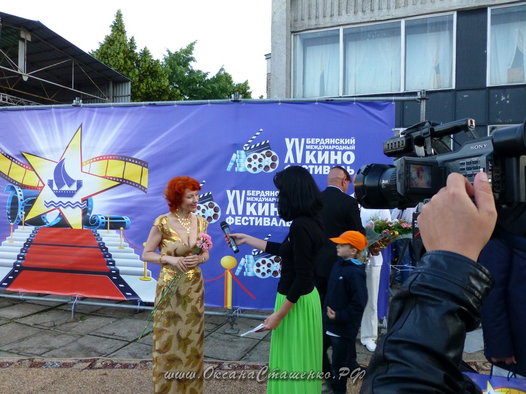 ОКсана Сташенко дает интервью во время Бердянского Кинофестиваля