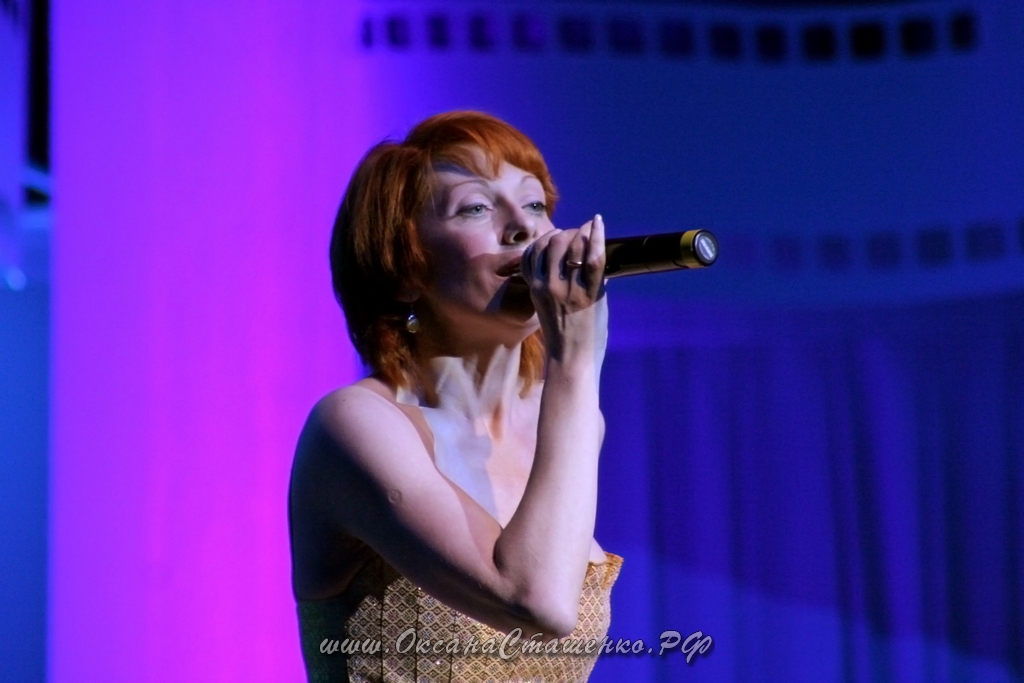 Оксана Сташенко выступает на Гала-концерте фестиваля "Золотой Витязь"