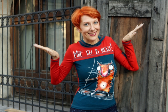 Оксана Сташенко рекламирует одежду дизайнера Наталии Новиковой